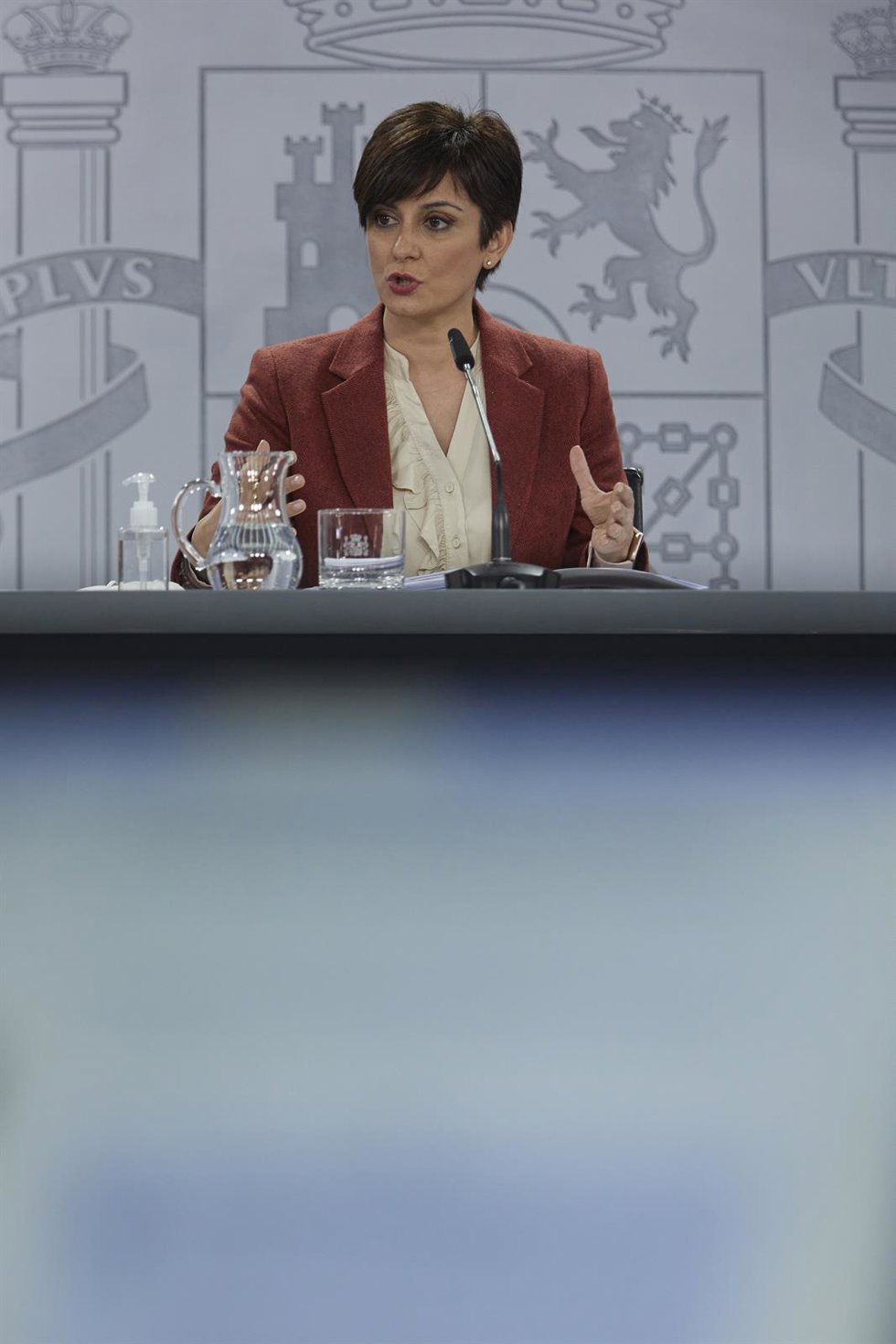 La ministra Portavoz, Isabel Rodríguez, comparece en una rueda de prensa posterior a una reunión del Consejo de Ministros, en la Moncloa, a 1 de febrero de 2022, en Madrid (España).  El Consejo de Ministros ha aprobado hoy la Ley de Vivienda, que incluy