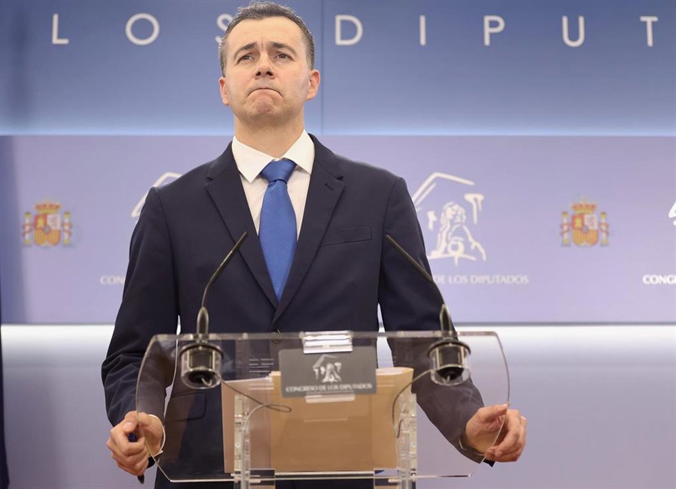 El portavoz del Grupo Parlamentario Socialista, Héctor Gómez, comparece en una rueda de prensa mientras se celebra la Junta de Portavoces en el Congreso de los Diputados, a 1 de febrero de 2022, en Madrid (España).