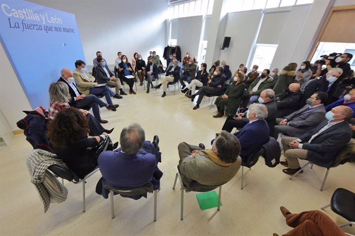 Imagen de la reunión entre Fernández Mañueco y empresarios de la zona de Aguilar de Campoo.