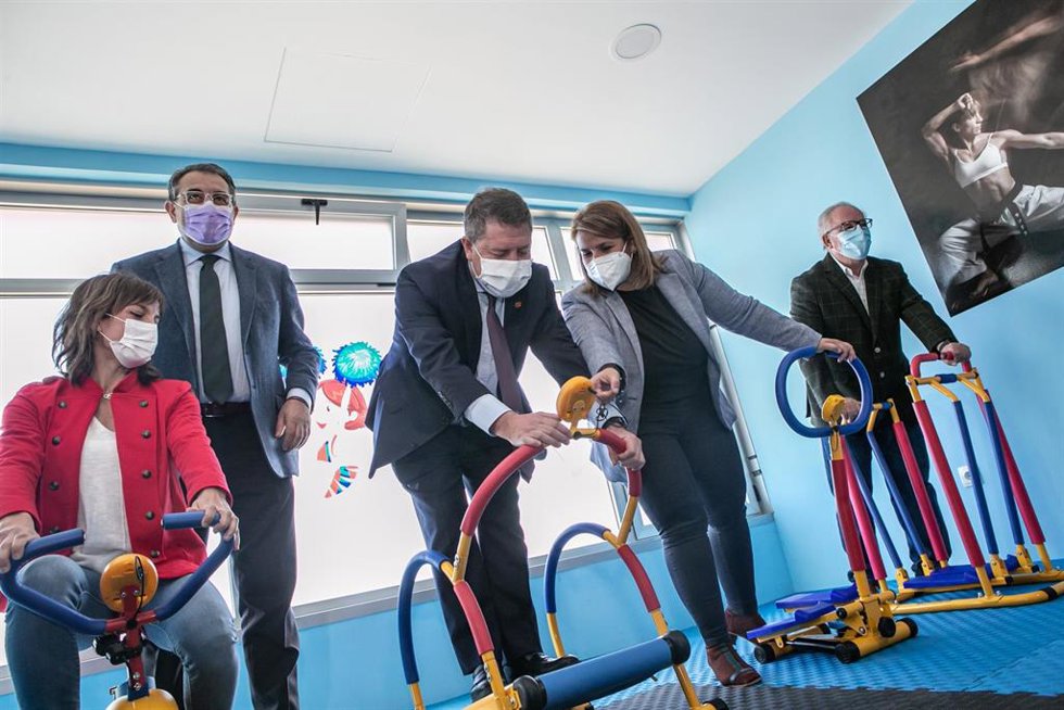 El presidente de Castilla-La Mancha, Emiliano García-Page, visita el Hospital de Día Médico y Minigym del Hospital Universitario de Talavera.