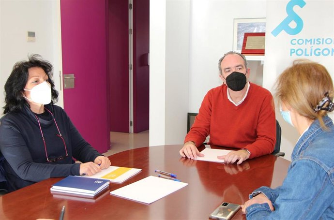 Reunión entre la delegada de Empleo en el Ayuntamiento y el Comisionado del Polígono Sur.