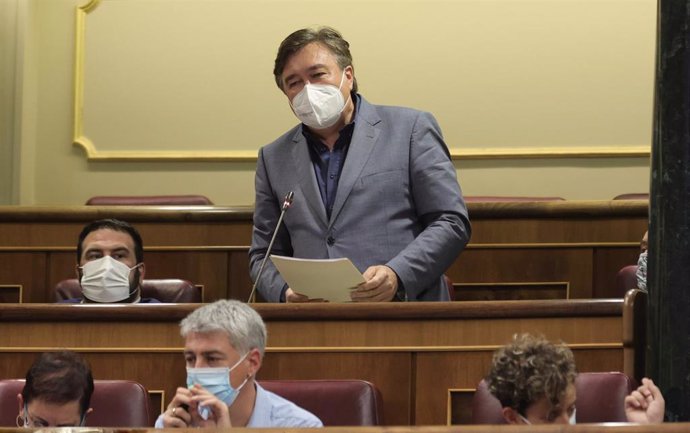 Archivo - El diputado de Teruel Existe, Tomás Guitarte, interviene en una sesión de control al Gobierno en el Congreso 