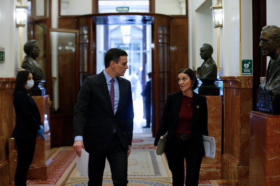Archivo - El presidente del Gobierno, Pedro Sánchez conversa con la ministra de Industria, Turismo y Comercio, Reyes Maroto.