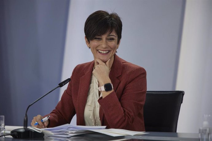 La ministra Portavoz, Isabel Rodríguez, comparece en una rueda de prensa posterior a una reunión del Consejo de Ministros, en la Moncloa, a 1 de febrero de 2022, en Madrid (España).  El Consejo de Ministros ha aprobado hoy la Ley de Vivienda, que incluy