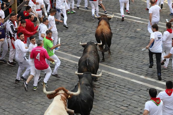 Archivo - Imagen de archivo de un encierro de los Sanfermines.