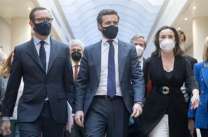 El portavoz del Grupo Parlamentario Popular en el Senado, Javier Maroto; el líder del PP, Pablo Casado; y la portavoz del PP en el Congreso, Cuca Gamarra, a su llegada a una reunión del Grupo Popular en la Cámara Alta, a 1 de febrero de 2022, en Madrid.