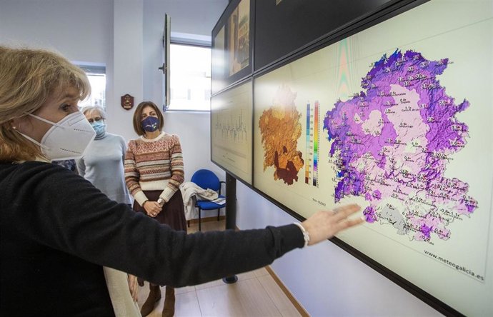 La conselleira de Medio Ambiente, Territorio e Vivenda, Ángeles Vázquez, y la meteoróloga Ana Lage en la sede de Meteogalicia para avanzar el balance climatológico de enero de 2022 en Galicia.