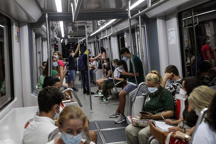 Archivo - Viajeros en el metro de Sevilla