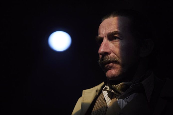 El actor, Antonio de la Torre, durante el ensayo general de la obra 'Un hombre de paso, bajo la dirección de Manuel Martín Cuenca, que será representada en el Teatro Lope de Vega desde el 27 al 31 de enero, a 26 de enero de 2022 en Sevilla (Andalucía, 