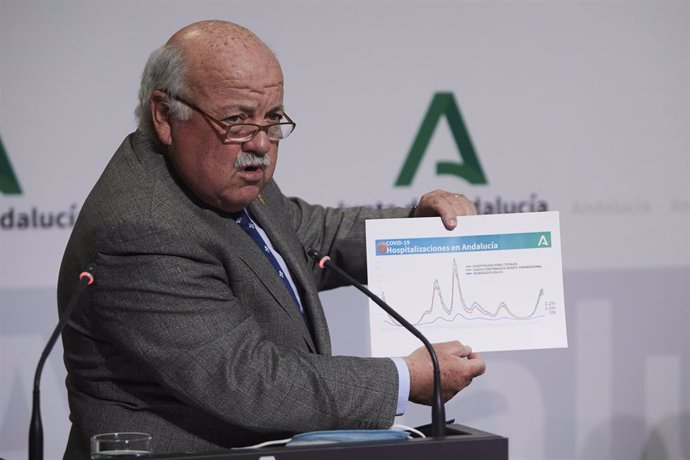 El consejero de Sanidad, Jesús Aguirre, muestras los datos de la presión hospitalaria durante la rueda de prensa tras el Consejo de Gobierno Andaluz en el Palacio de San Telmo, a 1 de febrero de 2022 en Sevilla (Andalucía, España)