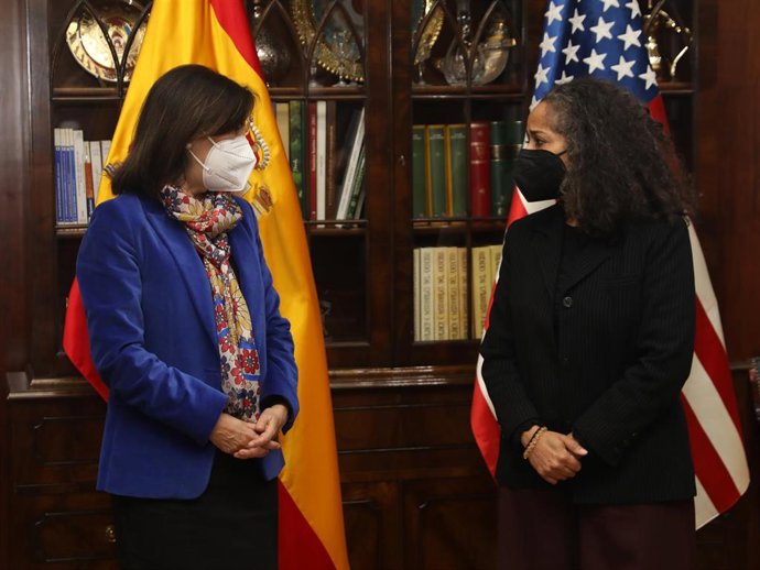 La ministra de Defensa, Margarita Robles (i), recibe a la nueva embajadora de Estados Unidos en España, Julissa Reynoso (d)