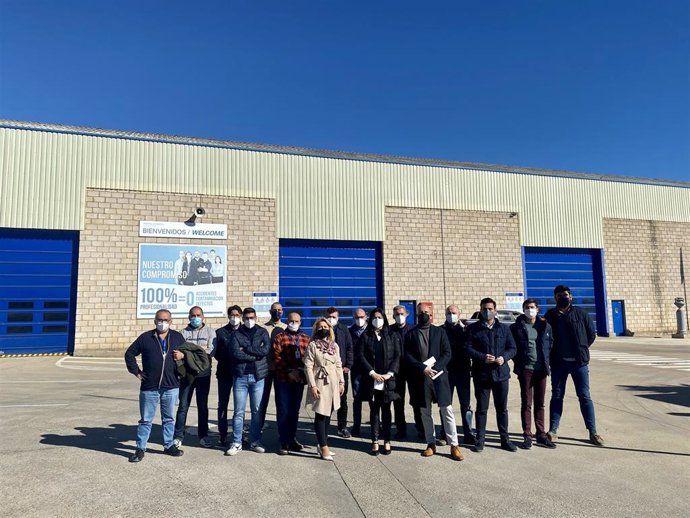 La presidenta del PP de Sevilla, Virginia Pérez, se ha reunido con miembros del comité de empresa de Santa Bárbara.