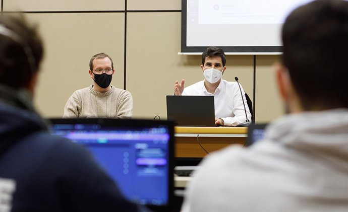 Los profesores Santiago Tainta e Iván Pérez durante la presentación de la temática escogida en el Global Game Jam.