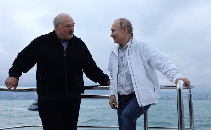 Archivo - Alexander Lukashenko y Vladimir Putin.