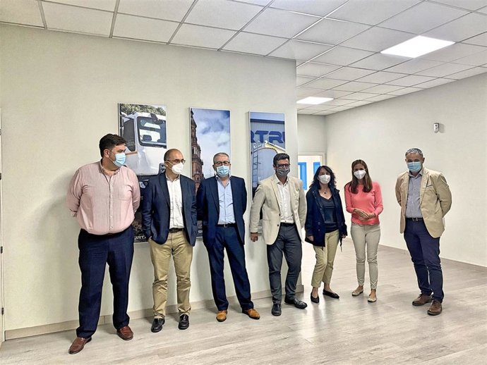 El gerente y los directivos de Surtruck con los responsables de la corporación catalana CLD durante su visita de estos a las instalaciones de la empresa sevillana.