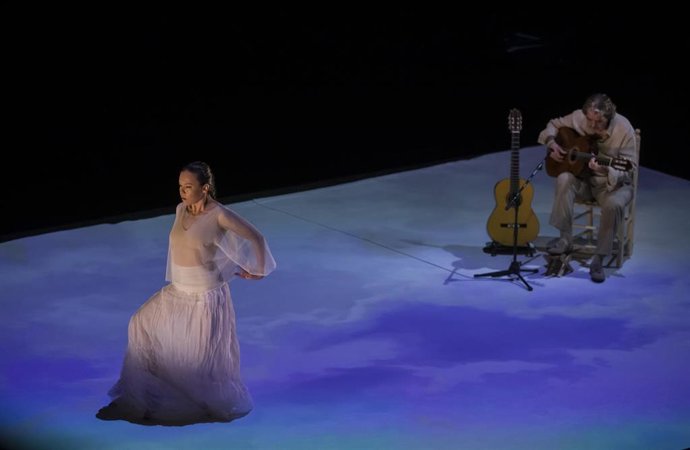 Archivo - La bailaora Rocío Molina (i) junto al guitarrista Rafael Riqueni (d) durante el espectáculo Inicio (UNO)" en la Bienal de Flamenco.