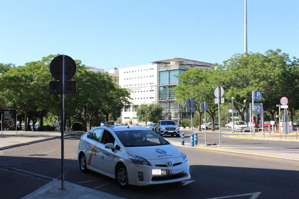 Archivo - La nueva ruta del servicio de taxi a demanda entre Constantina y Lora del Río (Sevilla), en una imagen de archivo