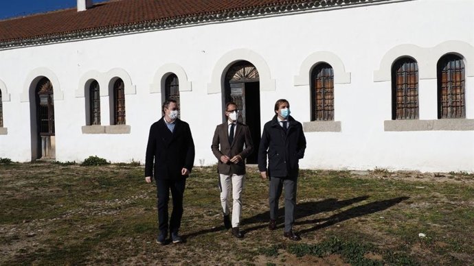 El delegado del Gobierno andaluz en Córdoba, Antonio Repullo (dcha.), visita el edificio de La Salchi en Pozoblanco.