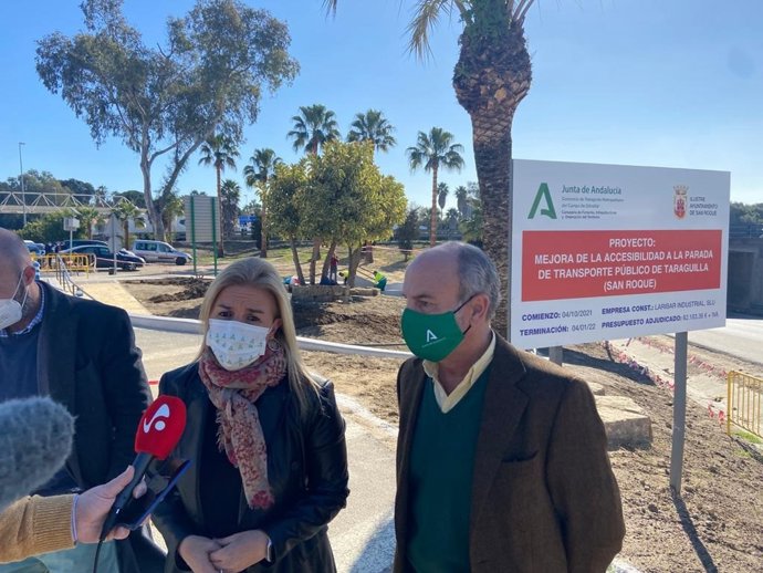 Eva Pajares en la parada de autobús en Taraguilla.