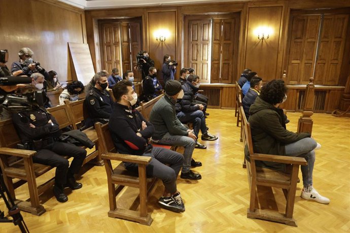 Archivo - Juicio contra siete acusados de transportar más de 3.000 kilos de cocaína en un 'narcosubmarino' que acabó hundido en la ría de Aldán, en Cangas (Pontevedra, en noviembre de 2019.