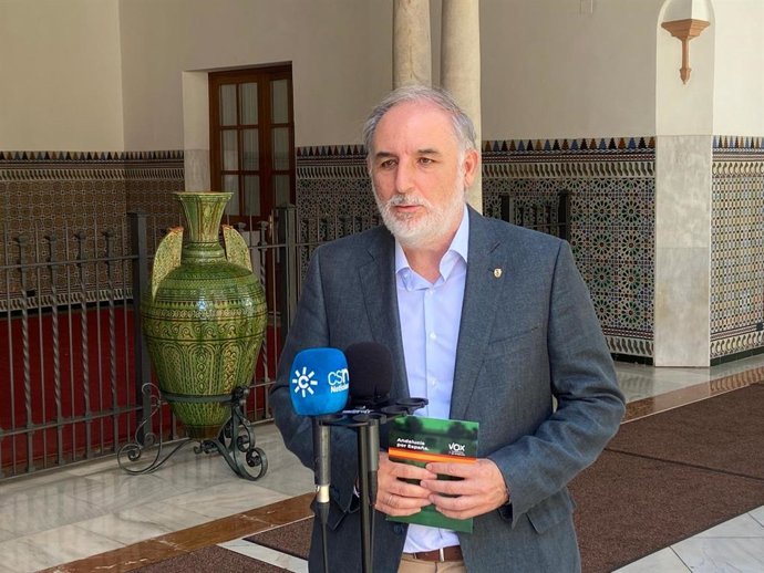 Archivo - El presidente del grupo parlamentario Vox en Andalucía, Macario Valpuesta, atiende a los medios en el Parlamento.