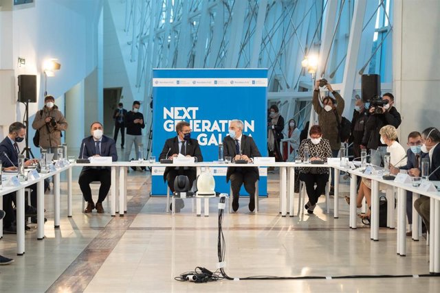 El titular del Gobierno gallego, Alberto Núñez Feijóo, en el Foro NGEU PERTE Salud de vanguardia, junto al vicepresidente segundo y al conselleiro de Sanidade