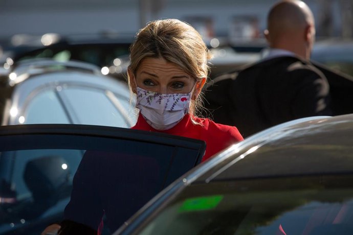La vicepresidenta segunda del Gobierno y ministra de Trabajo y Economía Social, Yolanda Díaz, llega al auditorio del edificio corporativo de Seat, junto a a 27 de enero de 2022, en Martorell, Barcelona, Cataluña (España). 