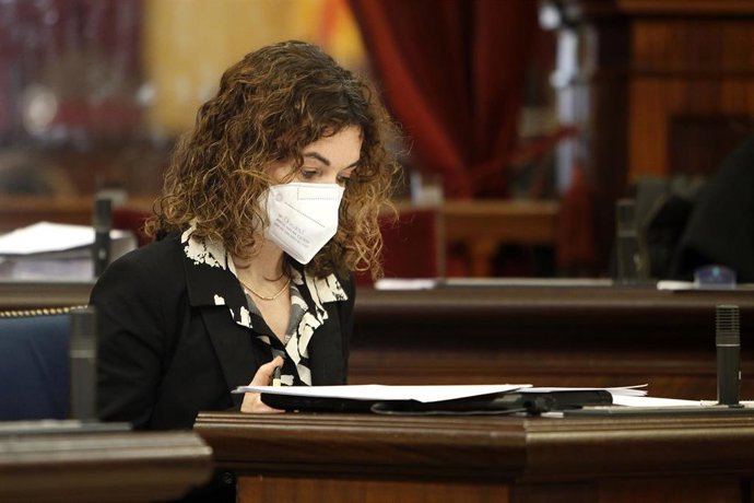 Archivo - La consellera de Hacienda del Govern balear, Rosario Sánchez, en una sesión plenaria, en el Parlament. 