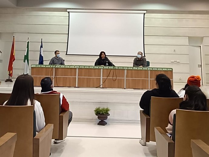 Inauguración del curso de energías renovables para jóvenes de la localidad.