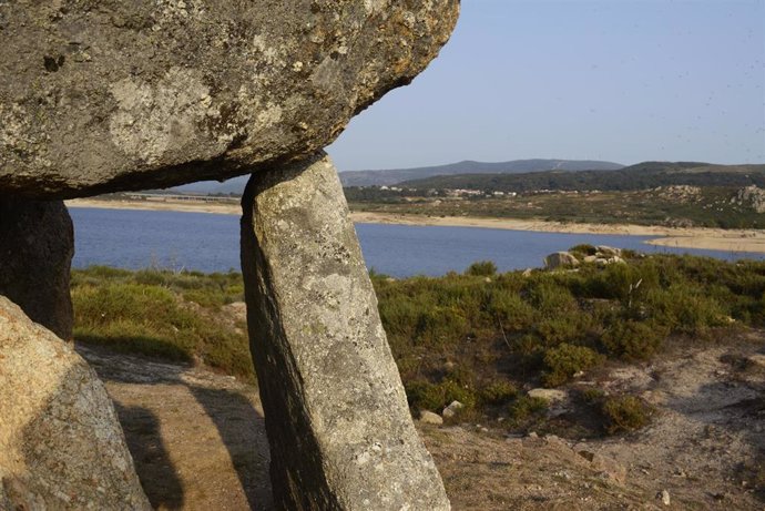 Archivo - Varias rocas sobre el embalse de Salas en la cuenca Miño-Sil, a 24 de agosto de 2021, en Galicia, (España). En Salas -en Ourense-, los informes de la Xunta de Galicia indican que su actual nivel de ocupación es del 27,3%. En el caso de Portas 