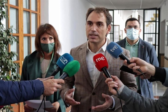 Los portavoces de Unidas Podemos por Andalucía Martina Velarde (i) y Toni Valero (d), en una foto de archivo.