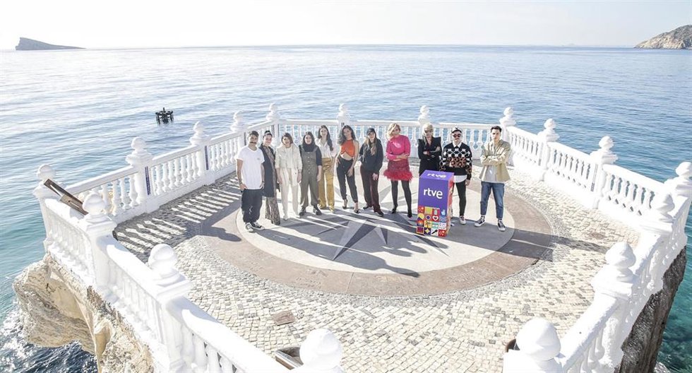 (I-D) Rayden, Tanxugueiras, Blanca Paloma, Chanel, Rigoberta Bandini, la directora de Comunicación y Participación de RTVE, María Eizaguirre, Varry Brava y Xeinn.