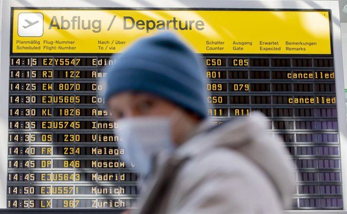 Archivo - Un hombre con mascarilla en el aeropuerto de Berlín.
