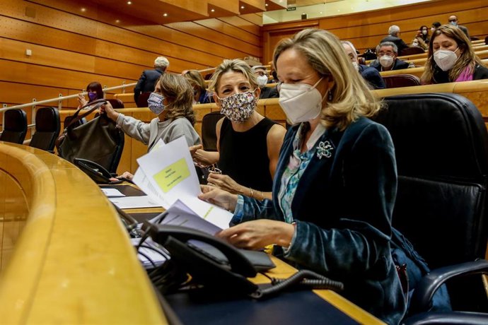 La vicepresidenta segunda del Gobierno y ministra de Trabajo y Economía Social, Yolanda Díaz (i) y la vicepresidenta primera y ministra de Asuntos Económicos y Transformación Digital, Nadia Calviño (d), en una sesión de control al Gobierno, en el Senado.