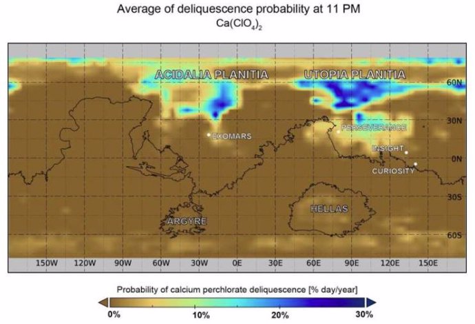 Probabilidad de delicuescencia de las sales de perclorato de calcio y formación de agua líquida a las 23 horas, hora marciana local, promediada durante todo un año marciano. Las etiquetas marcan las características de superficie más grandes y los lugare