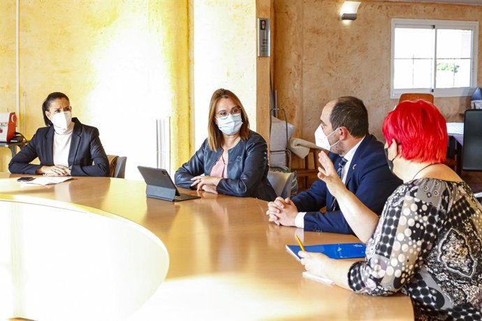 La directora de Mujer y Diversidad de Género, María José García; la vicepresidenta y consejera Isabel Franco; el alcalde de Los Alcázares, Mario Pérez Cervera; y la concejala de Política Social e Igualdad, Joanne Patricia Scott.