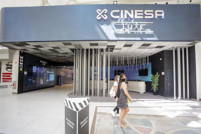 Archivo - Dos mujeres pasan al lado de la puerta del cine Cinesa LUXE Xanadú, situado en la localidad madrileña de Arroyomolinos, el día de la reapertura de sus puertas, tras el parón provocado por el coronavirus. 