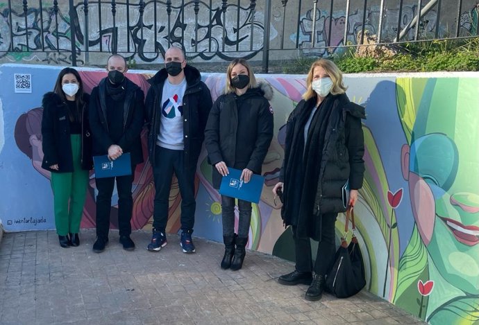 La ciudad de Paterna rinde un artístico homenaje a las mujeres emprendedoras a través de dos murales realizados con pintura aplicada a brocha, obra de Laura Morales y de Iván Tortajad