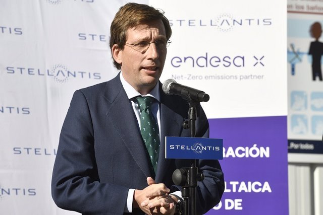 El alcalde de Madrid, José Luis Martínez-Almeida, inaugura la planta fotovoltaica de Stellantis