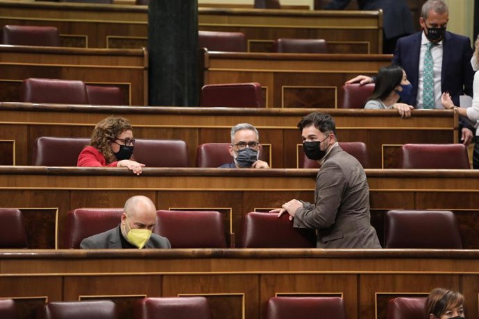 Archivo - El diputado de ERC por Tarragona, Jordi Salvador i Duch y el portavoz parlamentario de ERC, Gabriel Rufián durante una sesión plenaria
