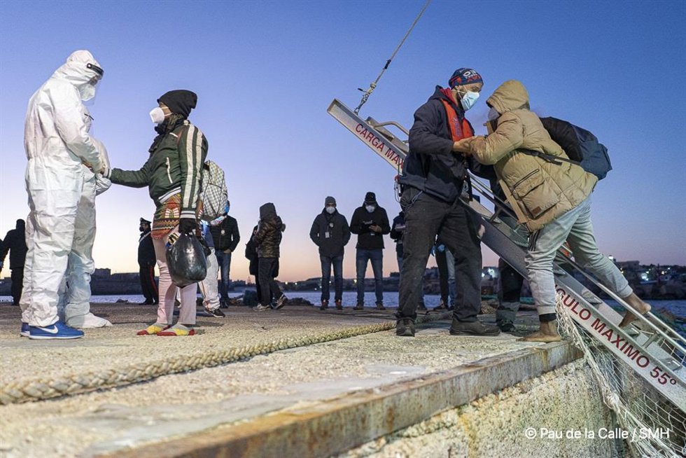 Desembarco de las personas rescatadas por el Aita Mari.