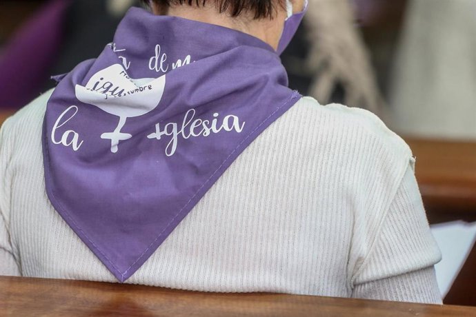 Archivo - Una cristiana de base de la Revuelta de Mujeres con un pañuelo morado.
