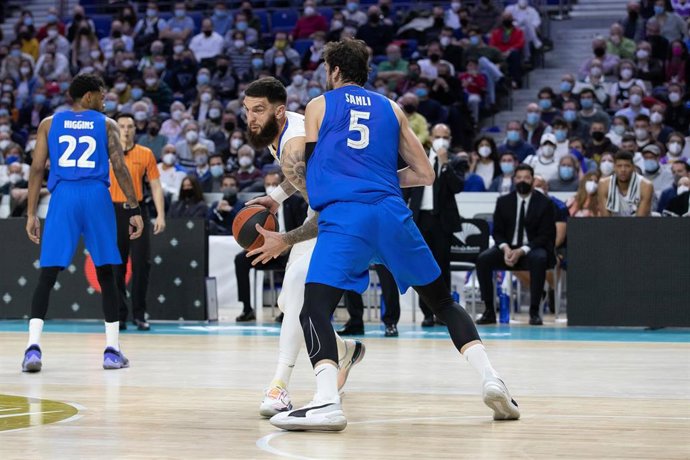 Vincent Poirier (Real Madrid CF) y Sertac Sanli (FC Barcelona) en un partido de Liga Endesa