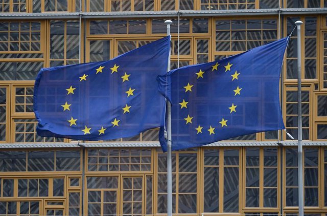 Archivo - Banderas de la UE en la sede de la Comisión Europea en Bruselas.
