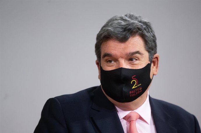 El ministro de Inclusión, Seguridad Social y Migraciones, José Luis Escrivá, en un encuentro con el presidente de Castilla-La Mancha, en el Palacio de Fuensalida, a 31 de enero de 2022, en Toledo, Castilla-La Mancha (España). 