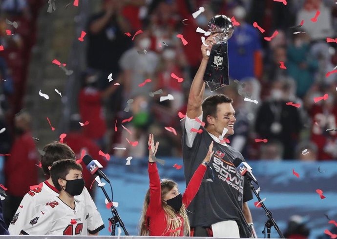 Archivo - Tom Brady celebrando la victoria con Tampa Bay Buccaneers en la Super Bowl 2021