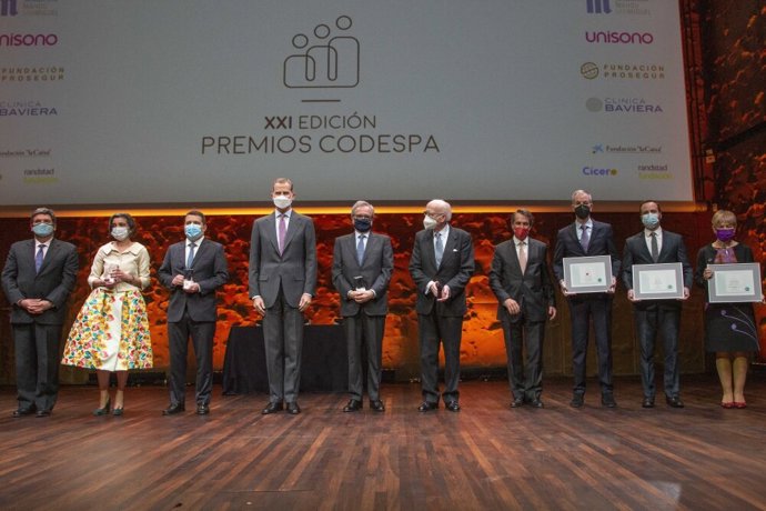 Lliurament dels XXI Premis Codespa a la Fundació Naturgy, amb el rei Felip VI