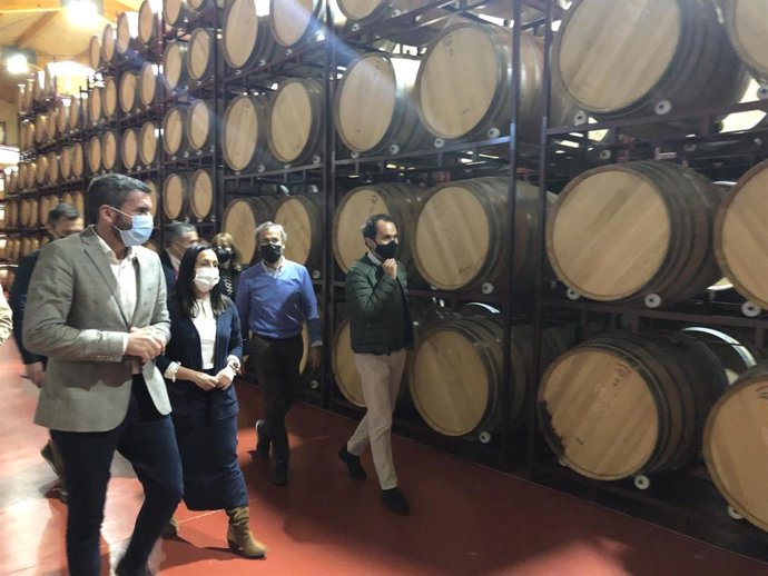 El consejero Antonio Luengo y la alcaldesa de Yecla, Remedios Lajara, durante la visita a Bodegas Barahonda.