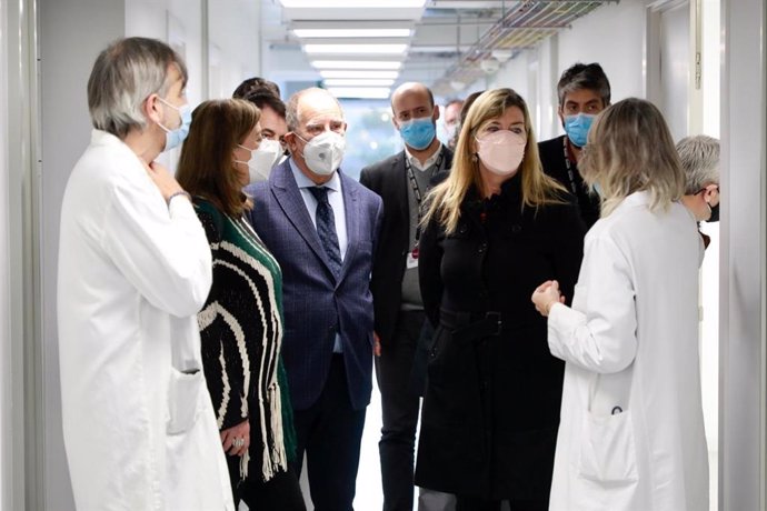 La presidenta del Govern, Francina Armengol, y la consellera de Salud, Patricia Gómez, han visitado las instalaciones.