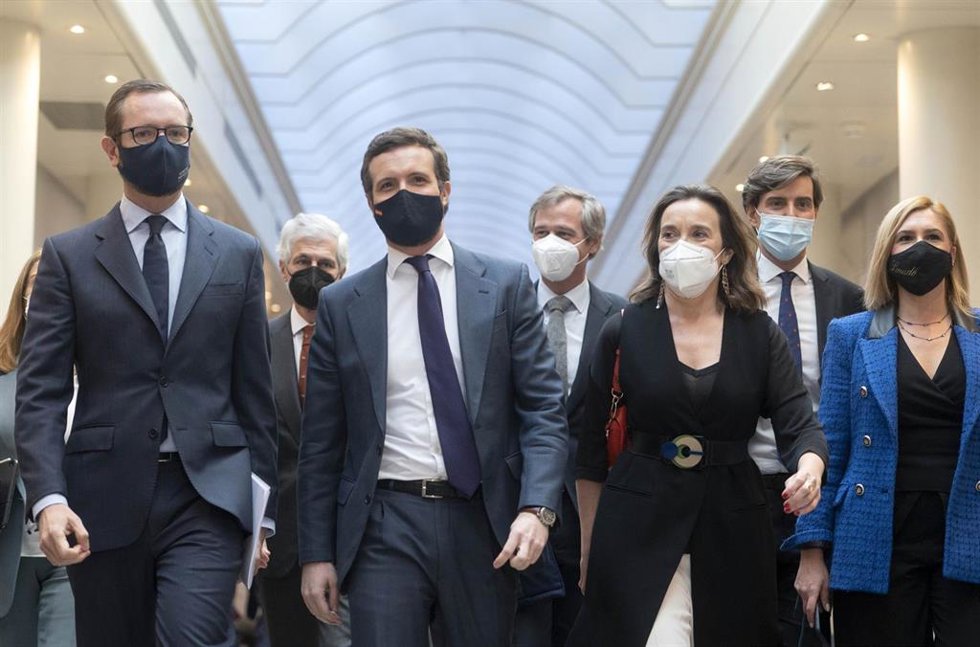 El portavoz del Grupo Popular en el Senado, Javier Maroto; el líder del PP, Pablo Casado; y la portavoz del PP en el Congreso, Cuca Gamarra, a su llegada a una reunión conjunta de los grupos parlamentarios del PP en la Cámara Alta, a 1 de febrero de 2022